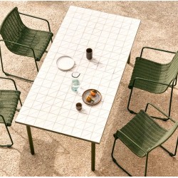 Silla Arvin Swirl en tejido chenilla beige y patas de madera de roble VeryForma